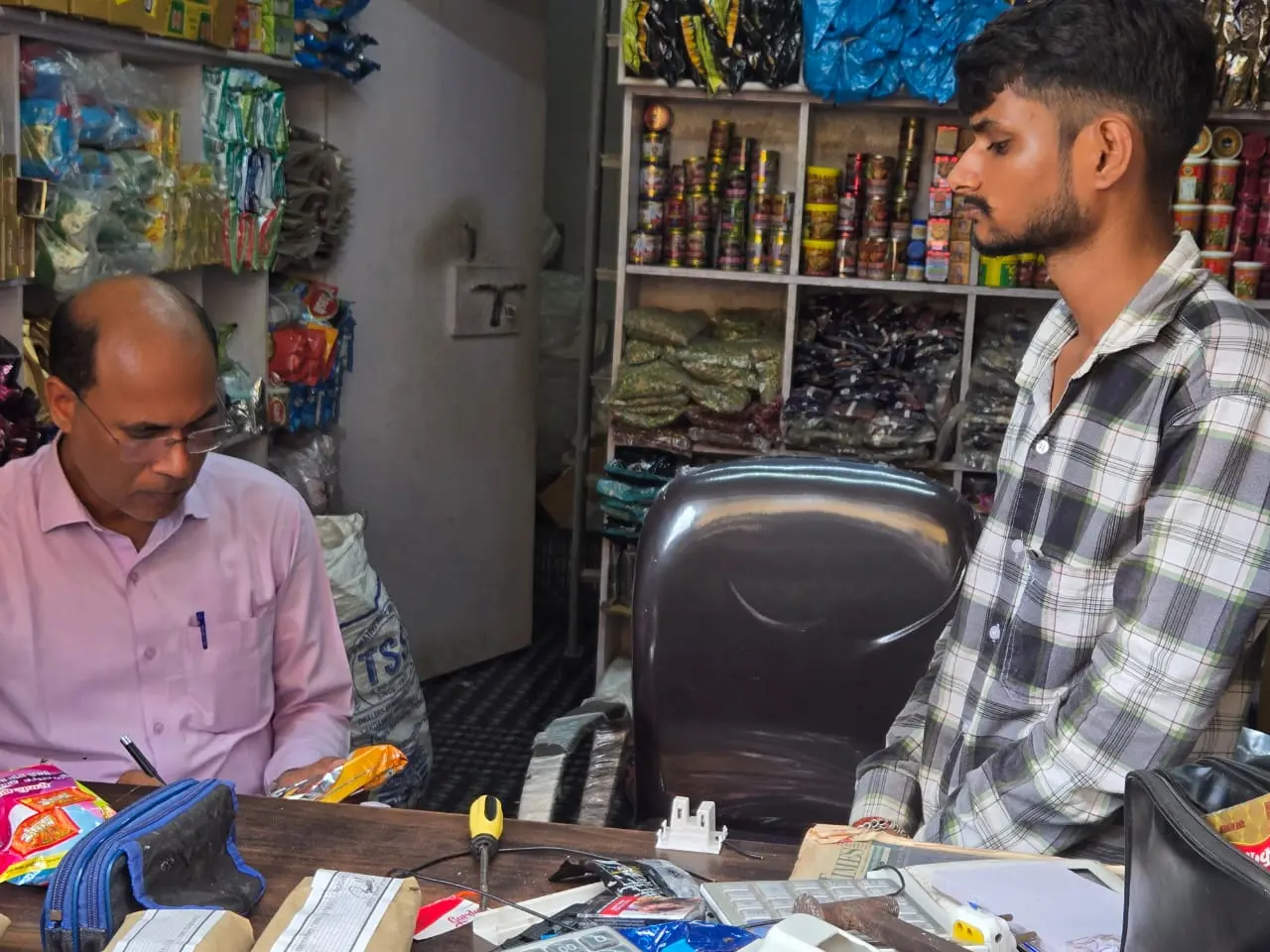 इटवा में दो दुकानों से लिया गया पान मसाला और सुपारी का नमूना