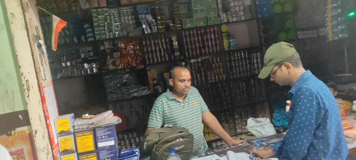 इटवा में दो दुकानों से लिया गया पान मसाला और सुपारी का नमूना