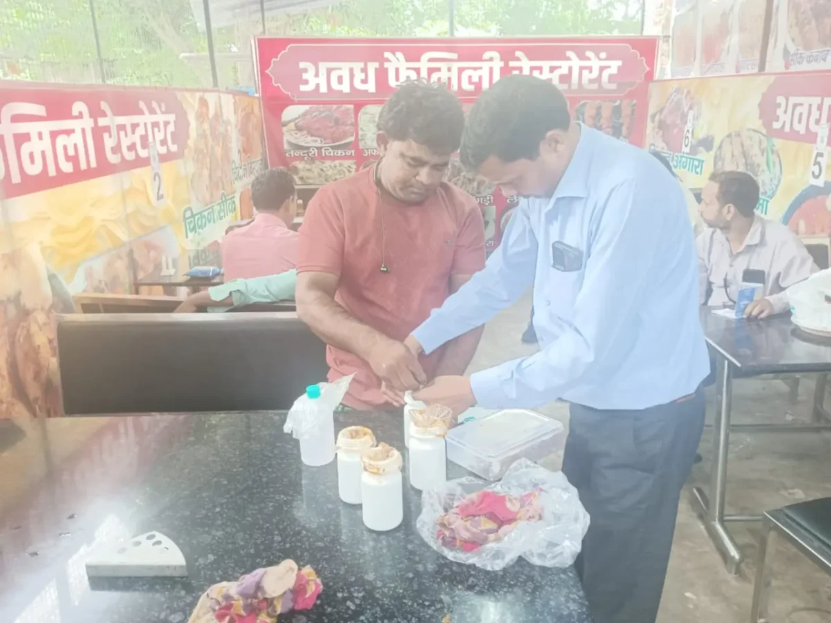 डुमरियागंज: अवध फैमिली रेस्टोरेंट में खाने से जुड़ी शिकायत पर खाद्य विभाग ने की छापेमारी