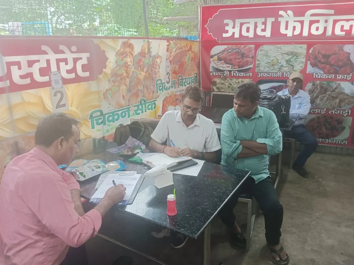डुमरियागंज: अवध फैमिली रेस्टोरेंट में खाने से जुड़ी शिकायत पर खाद्य विभाग ने की छापेमारी