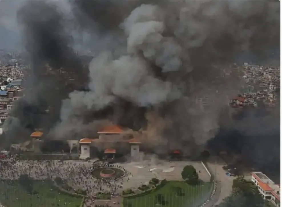 जानिए कैसे नेपाल में दो दिन में गिरी पूरी सरकार