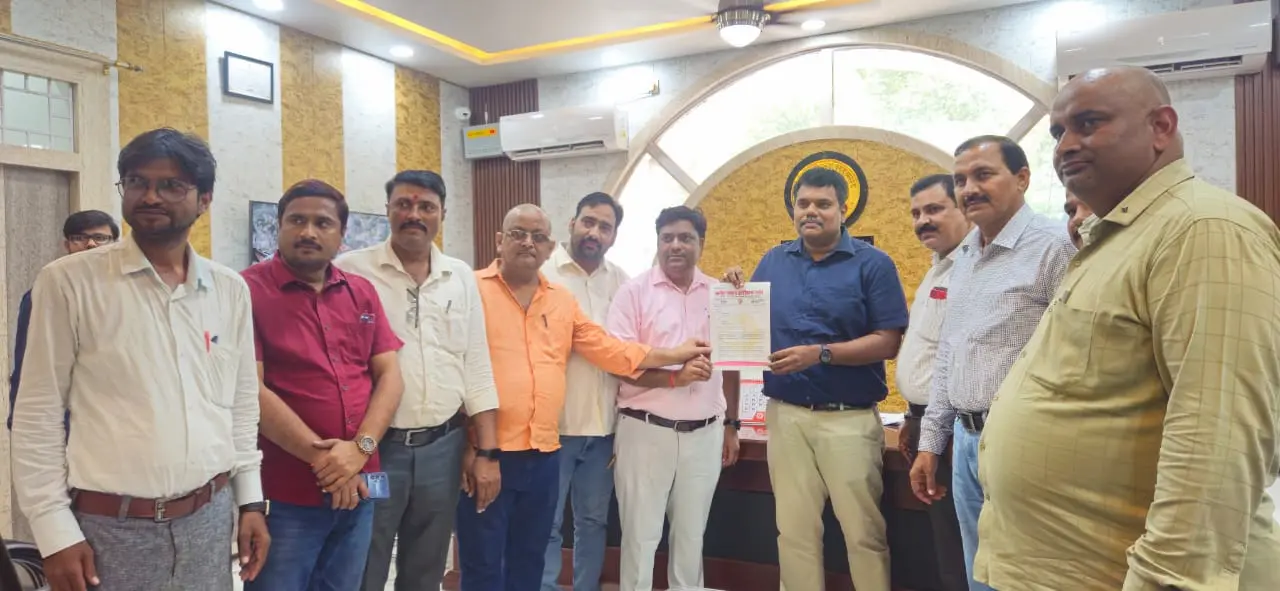 सिद्धार्थनगर में पत्रकारों ने उठाई पेंशन व आयुष्मान योजना की मांग, डीएम को सौंपा ज्ञापन