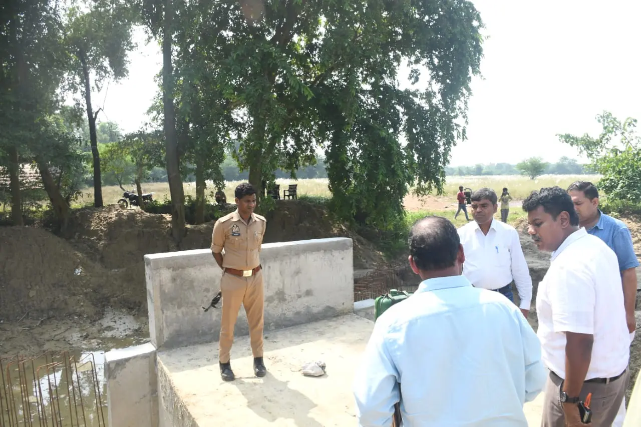 डीएम ने इटवा तहसील में 3.45 किमी तटबंध निर्माण का किया निरीक्षण