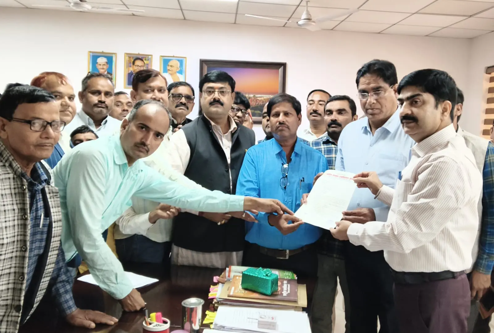 सैकड़ों पत्रकार हुए एकजुट,मुख्यमंत्री को संबोधित पांच सूत्रीय ज्ञापन मंडलायुक्त को सौंपा