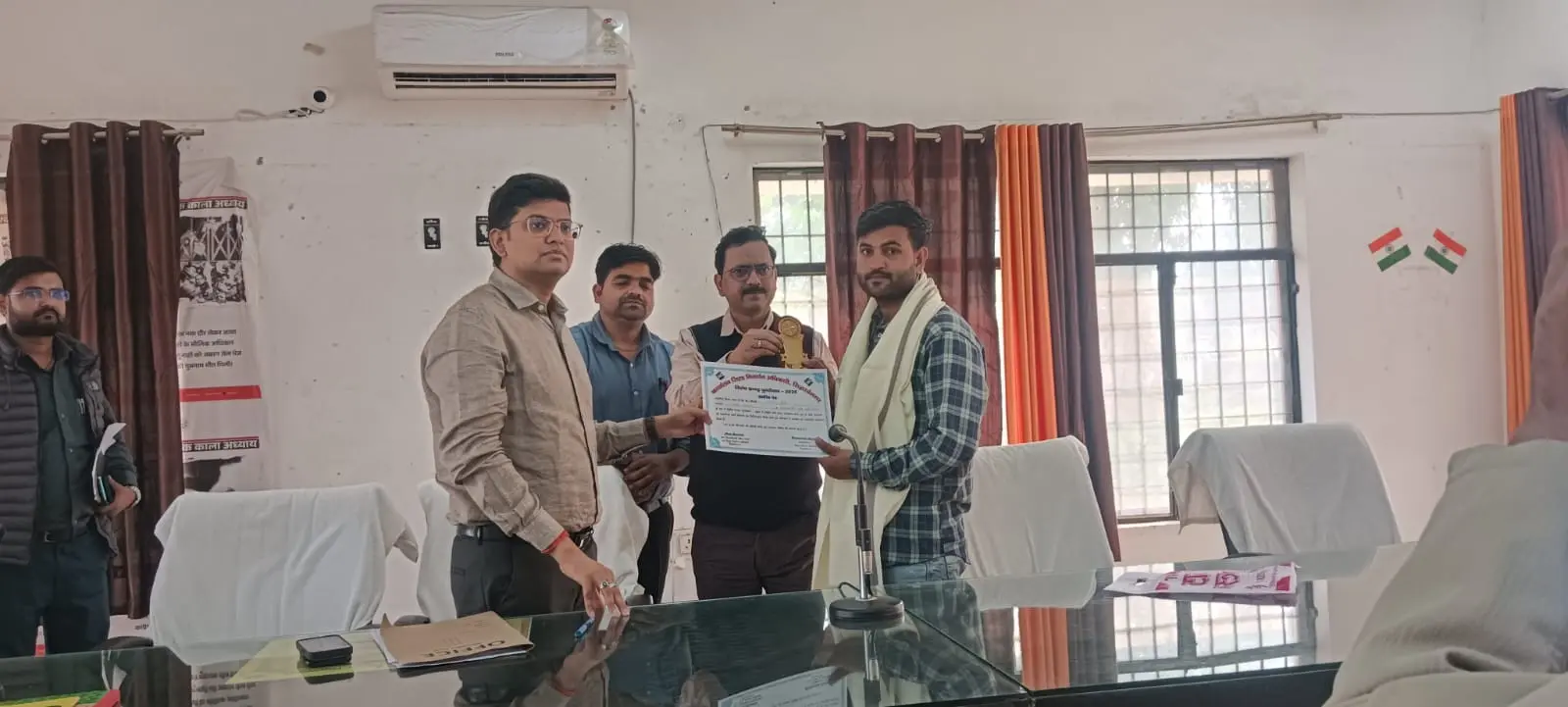 जिलाधिकारी ने बूथों पर पहुंचकर जांची SIR प्रगति,बीएलओ अमर सोनी को किया सम्मानित