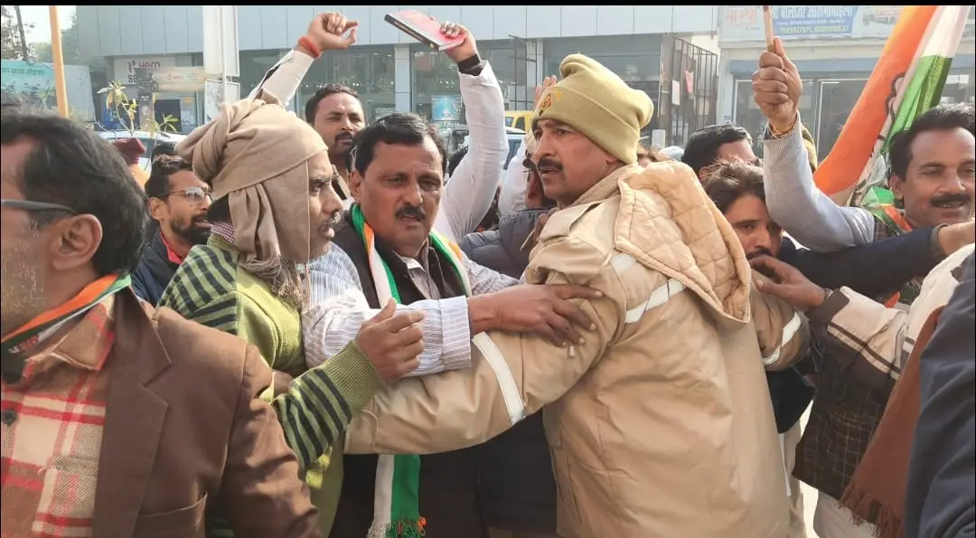 क्यों भड़की कांग्रेस? जाने सिद्धार्थनगर में भाजपा कार्यालय घेराव का पूरा मामला !