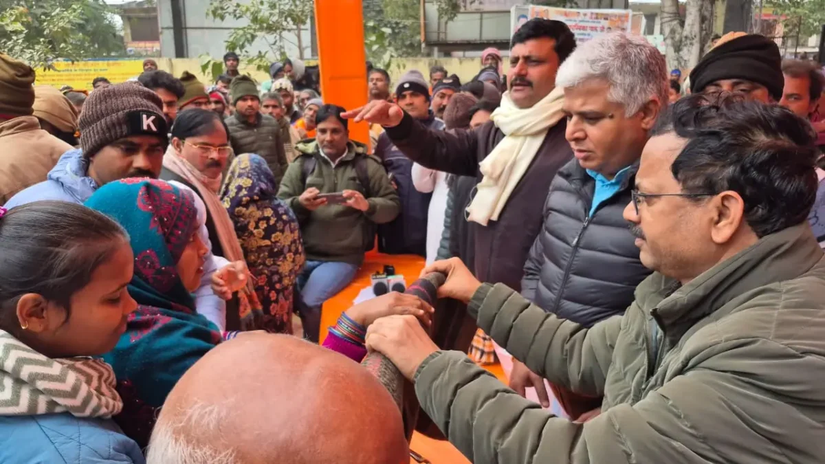 ठंड से बचाव के लिए आगे आया प्रशासन, डुमरियागंज में जरूरतमंदों को बांटे गए निःशुल्क कंबल
