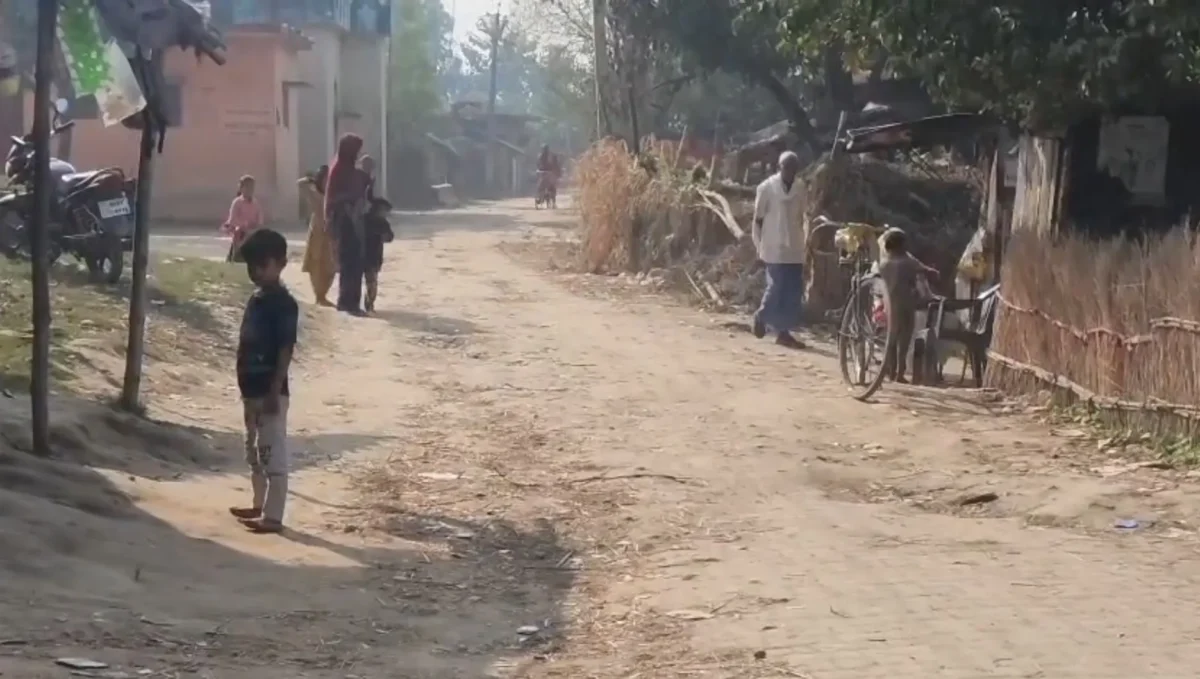 कब जागेगा प्रशासन? बराहपुर गांव आज भी बुनियादी सुविधाओं से वंचित क्यों !