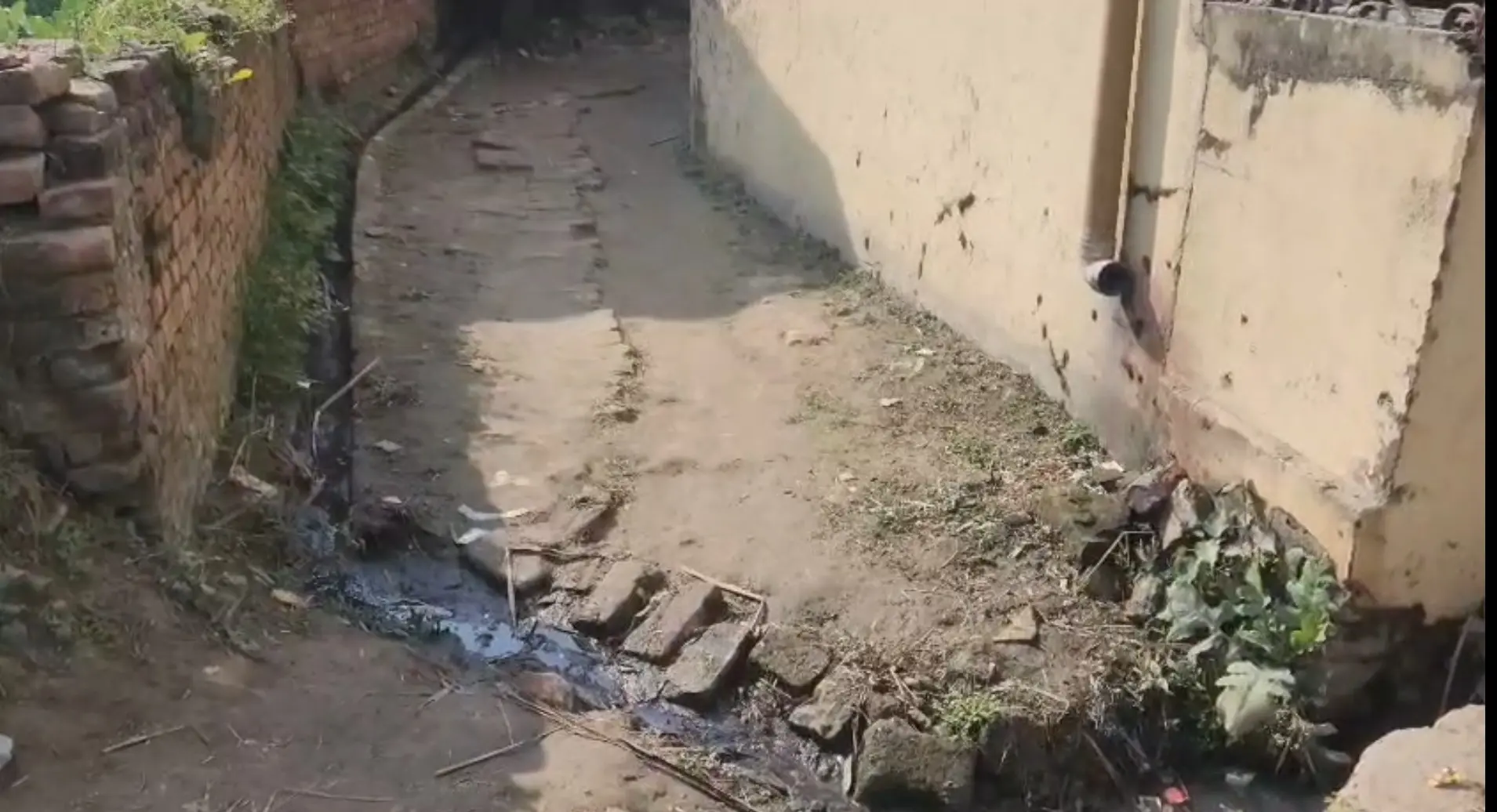 कब जागेगा प्रशासन? बराहपुर गांव आज भी बुनियादी सुविधाओं से वंचित क्यों !