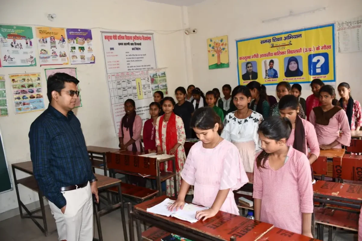 जिलाधिकारी ने स्कूल से फूड प्लाजा तक, एक दिन में कई निर्माण व व्यवस्थाओं की समीक्षा की