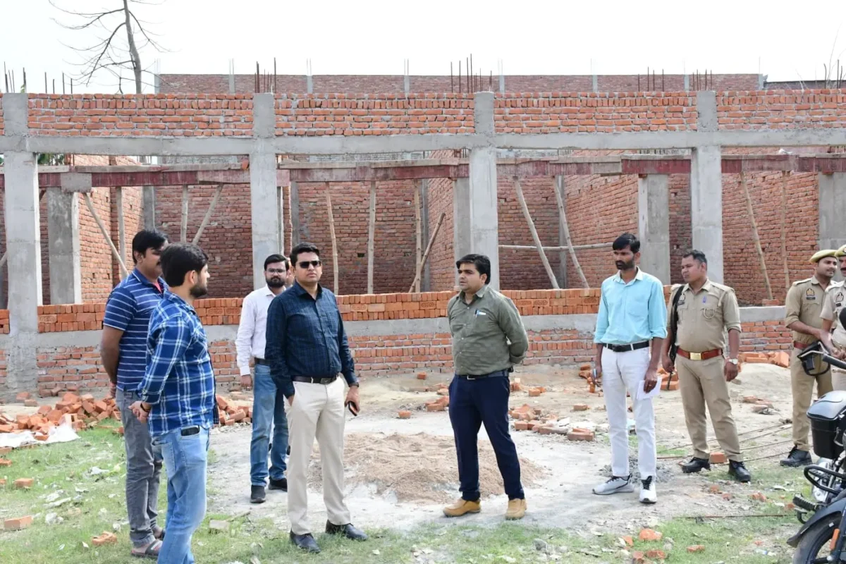 जिलाधिकारी ने स्कूल से फूड प्लाजा तक, एक दिन में कई निर्माण व व्यवस्थाओं की समीक्षा की